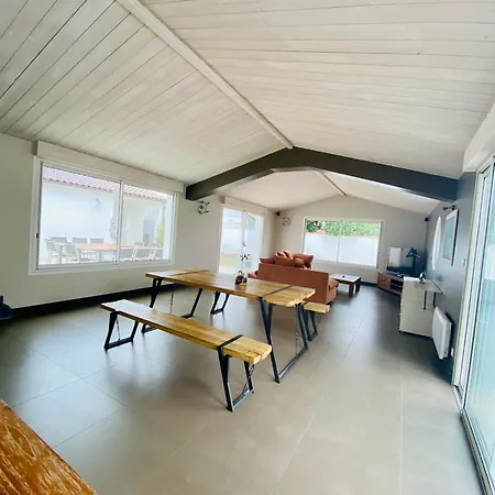 Villa Avec Piscine Et Terrain De Petanque 10 Pers La Flotte
